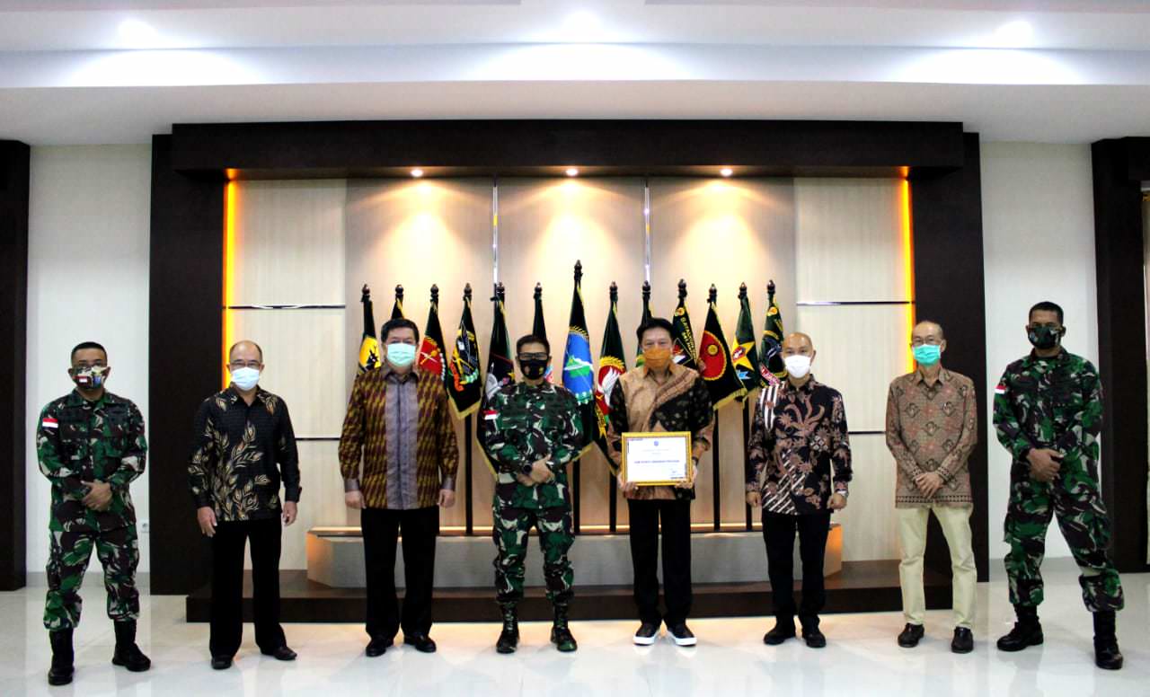 Pangdam XII Tanjungpura, Mayjen TNI Muhammad Nur Rahmad memberikan penghargaan bagi komunitas pecinta lingkungan