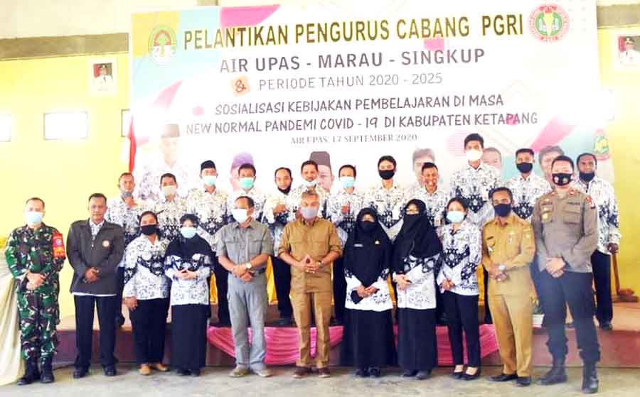 HADIRI PELANTIKAN: Bupati Ketapang, Martin Rantan, berfoto bersama usai pelantikan Pengurus Cabang PGRI Kecamatan Air Upas, Kecamatan Marau dan Kecamatan Singkup pada Kamis (17/9), di Air Upas. HUMASKAB FOR PONTIANAK POST