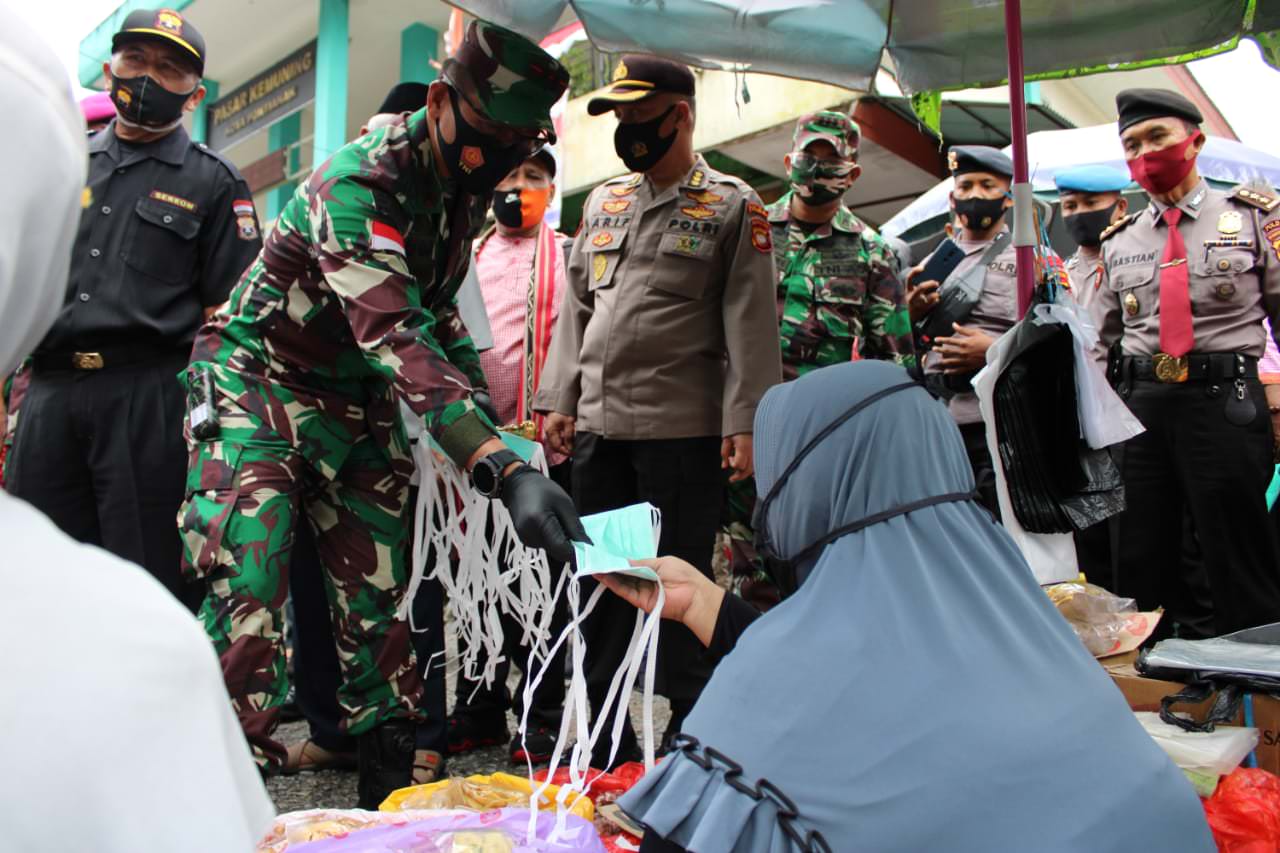 Gubenur Kalbar, Sutarmidji bersama Pangdam XII Tanjungpura turut mengedukasi dan mengìngatkan masyarakat pentingnya mentaati dan menerapkan disiplin protokol kesehatan salah satunya dengan membiasakan diri menggunakan masker