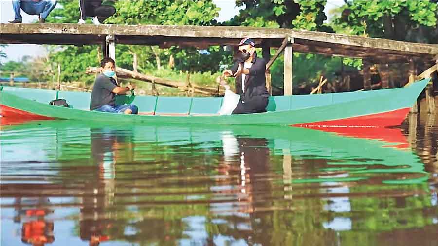 MENABUR: Wali Kota Pontianak, Edi Rusdi Kamtono menabur benih ikan nila di Parit Sungai Jawi. MIRZA/PONTIANAKPOST