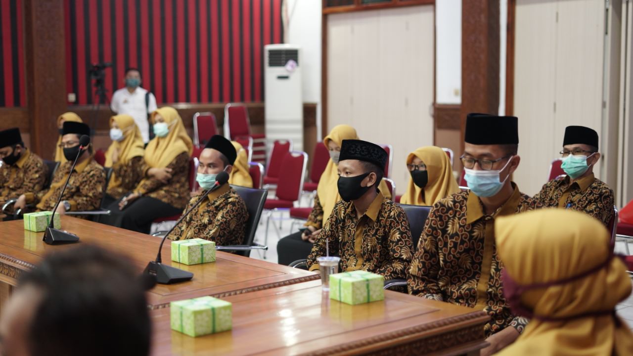 MENDAPAT PENGARAHAN: Kafilah Sanggau yang akan berlaga pada MTQ XXVIII Provinsi Kalbar di Sekadau, mendapat pengarahan dari Bupati Sanggau Paolus Hadi saat pelepasan, Rabu (2/9) di Kantor Bupati. HUMASKAB FOR PONTIANAK POST
