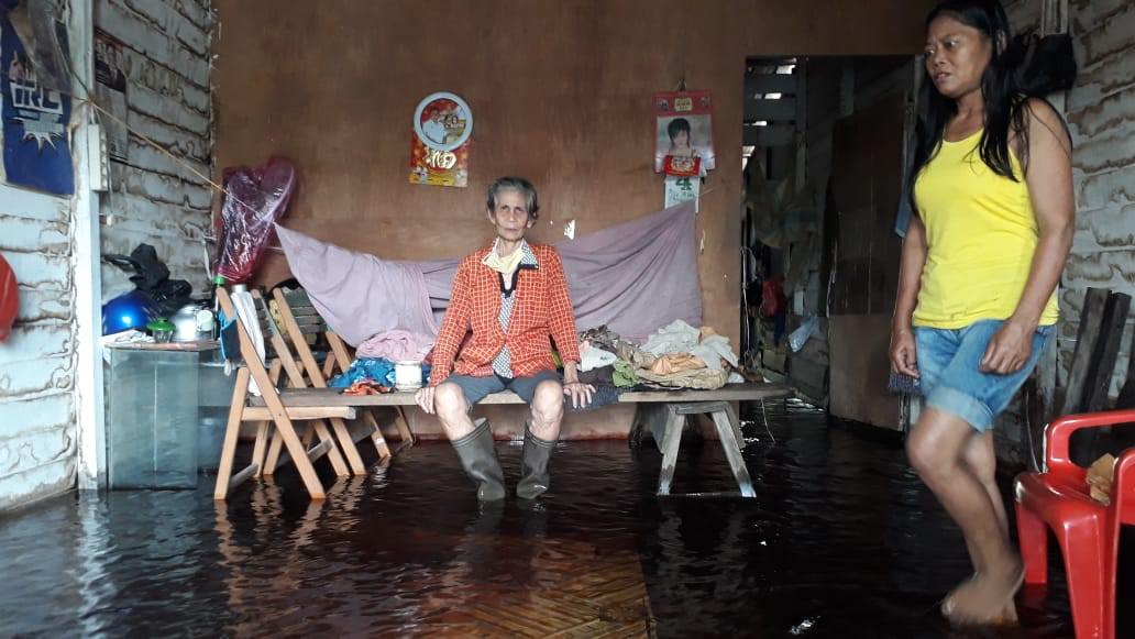 Banjir: Banjir merendam sejumlah wilayah di Kabupaten Mempawah. Ratusan warga terpaksa mengungsi karena rumahnya terendam banjir.  WAHYU ISMIR/PONTIANAK POST