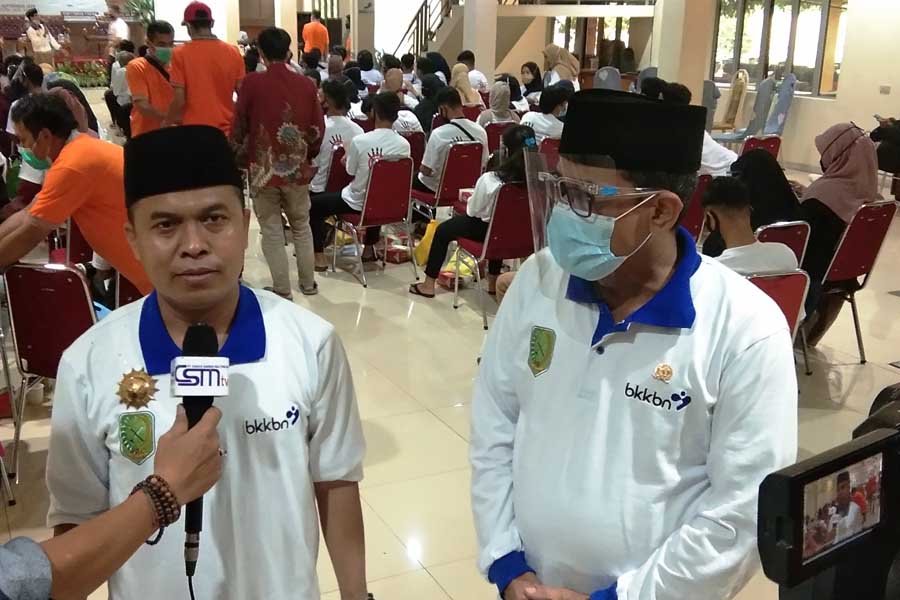 GENRE CERIA: Bupati Sambas dan Anggota DPR RI, Alifuddin saat menghadiri kegiatan Genre Ceria yang diikuti puluhan remaja se-Kabupaten Sambas.  FAHROZY/PONTIANAK POST