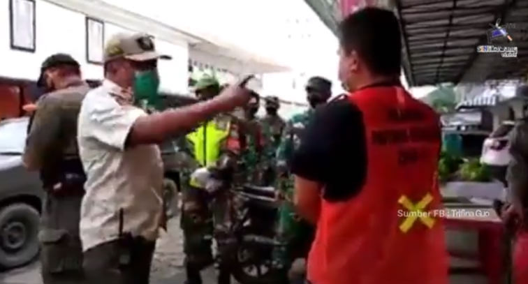 EMOSI PETUGAS: Tangkapan layar video menampakkan aksi oknum Pol PP Singkawang memarahi warga dengan nada yang dinilai agak kasar.  YOUTUBE