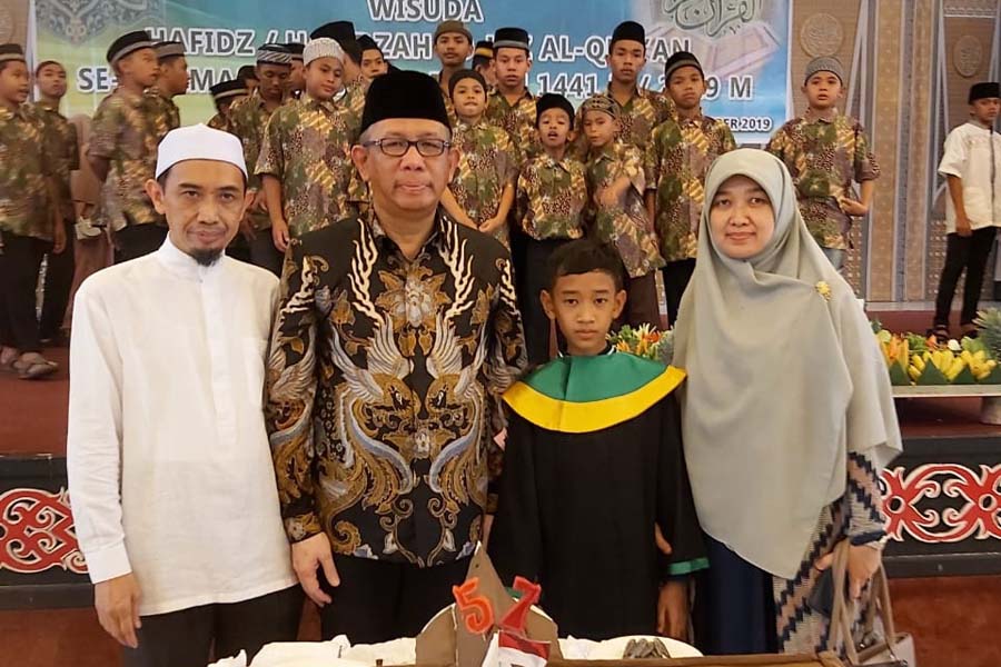 WISUDA : Yusuf Mubarak dan kedua orang tuanya foto bersama Gubernur Kalbar Sutarmidji di acara wisuda hafiz/ hafizah tahun 2019.  ISTIMEWA