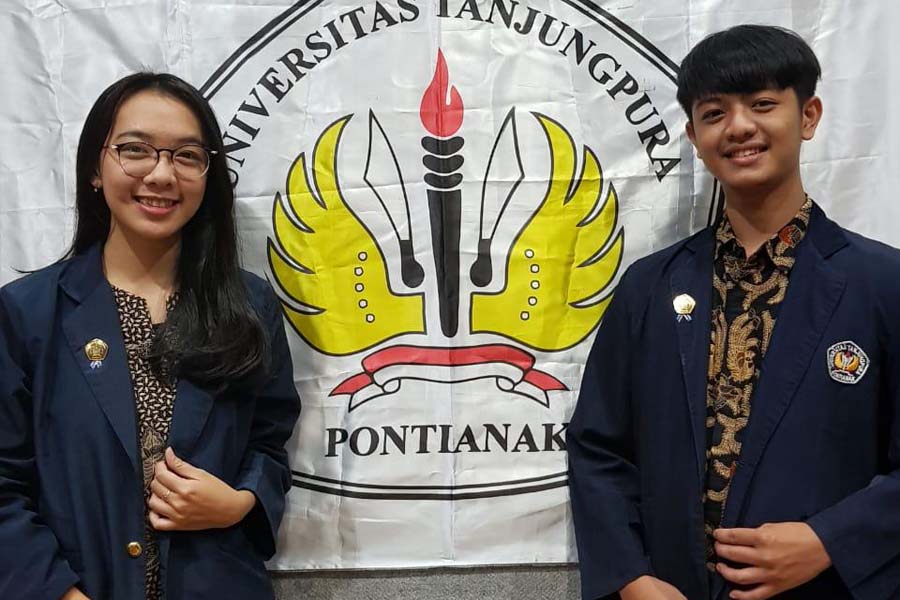 JAWARA: Feliani (kiri) dan Leonardo, dua mahasiswa Untan raih juara pertama lomba debat bahasa Inggris tingkat nasional.  ISTIMEWA