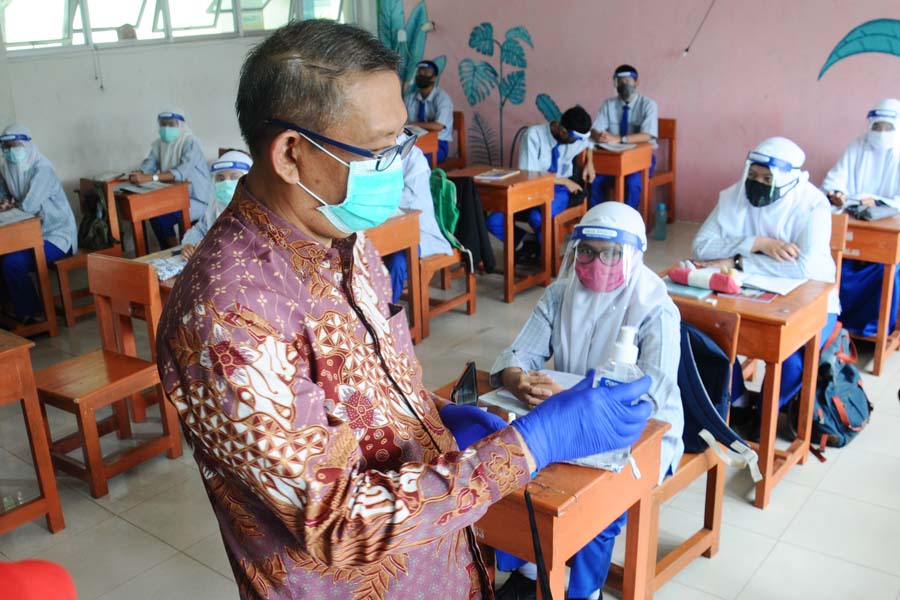 Gubernur Kalimantan Barat,Sutarmidji meninjau proses simulasi proses belajar mengajar secara tatap muka di sekolah. HARYADI/PONTIANAKPOST