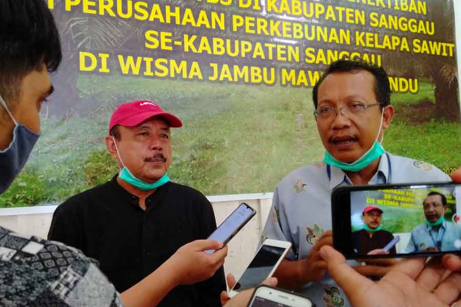 KETERANGAN: Perwakilan gabungan perusahaan dan koperasi menyampaikan keterangan pers terkait masalah tata niaga sawit, kemarin.  SUGENG/PONTIANAKPOST