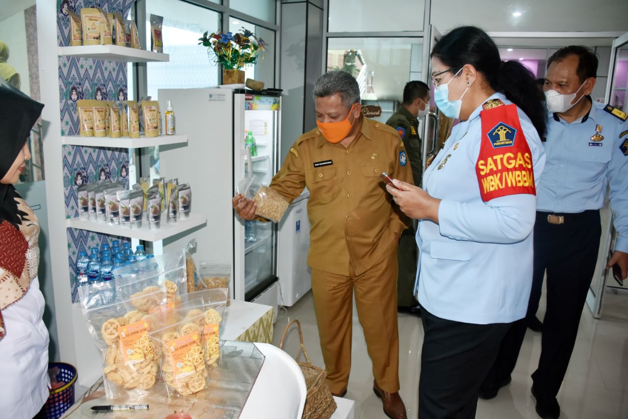 TINJAU: Kepala Kantor Wilayah Kementerian Hukum dan HAM Kalimantan Barat Pramella Yunidar Pasaribu bersama Bupati Kubu Raya Muda Mahendrawan melihat produk UMKM produksi lokal.  PROKOPIM KUBU RAYA