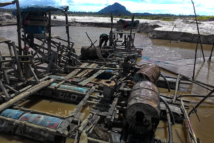 PETI MANDOR: Maraknya pertambangan emas tanpa izin (PETI) di Cagar Alam Mandor membuat kawasan yang semula hijau ini kian gersang.