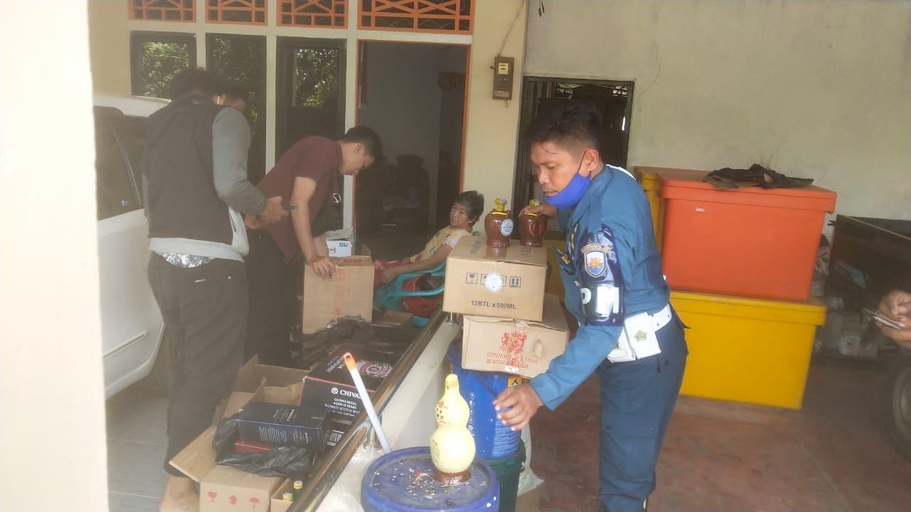 SITA MIRAS: Petugas gabungan Bea Cukai dan POM TNI melakukan penyitaan terhadap ribuan miras illegal di sebuah rumah dan toko di Jalan Adisucipto, Kabupaten Pontianak.  ISTIMEWA