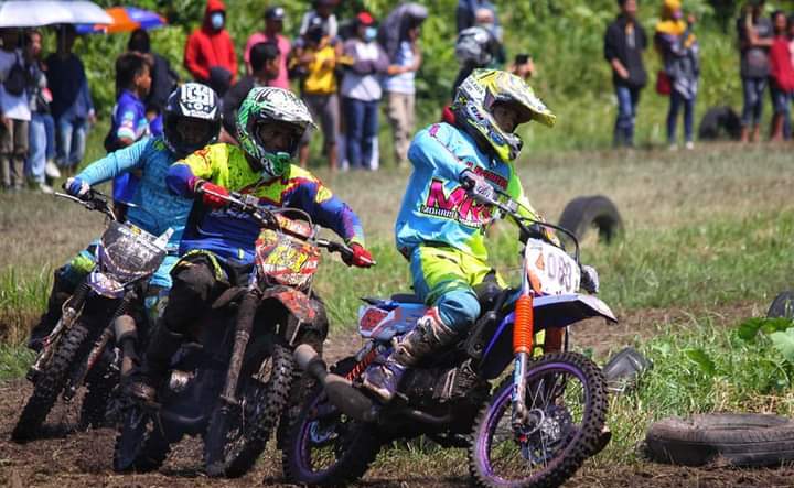 GRASSTRACK: Grasstrack yang dilaksanakan acara berlangsung dengan terapkan prokes, panitia juga menggelar amal untuk yang warga terdampak Covid 19. ISTIMEWA/PANITIA