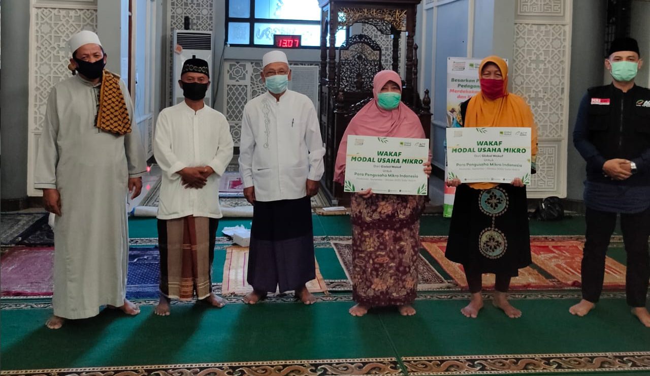 WAKAF MODAL : ACT Kalbar saat meluncurkan gerakan Wakaf Modal Usaha Mikro,di Masjid Dzakirin Kelurahan Sungai Bangkong Kecamatan Pontianak Kota, Jum’at (25/9). //ACT Kalbar for Pontianak POST