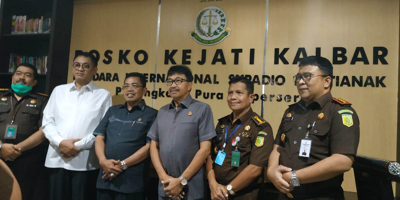 Resmikan: Jaksa Agung Muda Intelijen, Dr Sunarta bersama jajaran Kejati Kalbar usai meresmikan pengoperasian posko perwakilan Kejati Kalbar, di Bandara Internasional Supadio, kemarin siang. Sigit Adriyanto/Pontianak Post