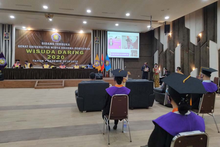 WISUDA DARING : Pertama kalinya Universitas Widya Dharma Pontianak menggelar wisuda secara daring, Rabu (14/10).  Wisuda Tahun Akademik 2019/2020 ini meluluskan sebanyak 639 mahasiswa.  SITI/PONTIANAKPOST