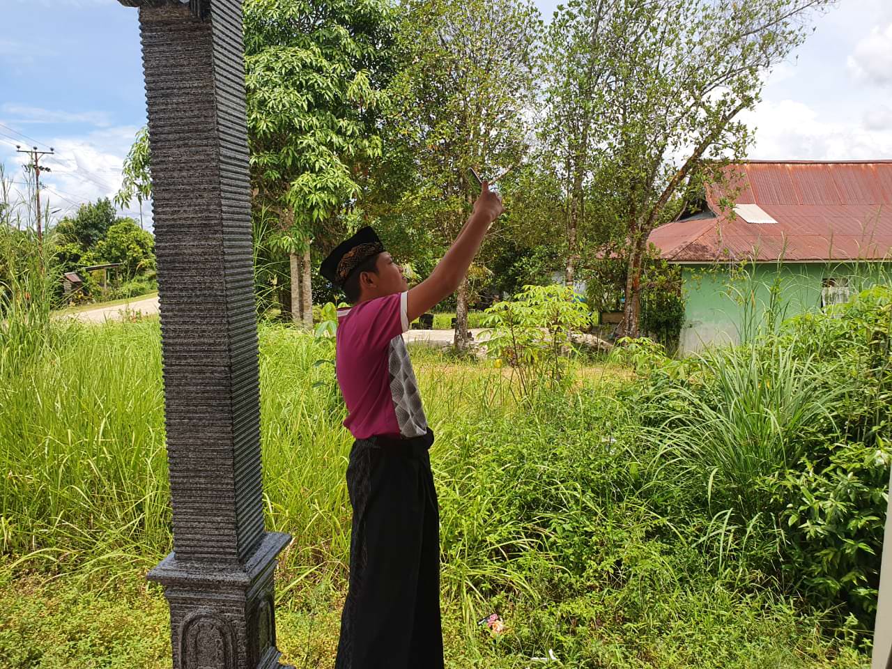 Faris Faruqi, pelajar Kelas 1 SMPN Nanga Suhaid, Kecamatan Suhaid, Kabupaten Kapuas Hulu yang berbatasan dengan Lubok Antu, Serawak-Malaysia tengah mencari sinyal demi melancarkan bisnis Arwana keluarganya bersama abang kandungnya Rafi.