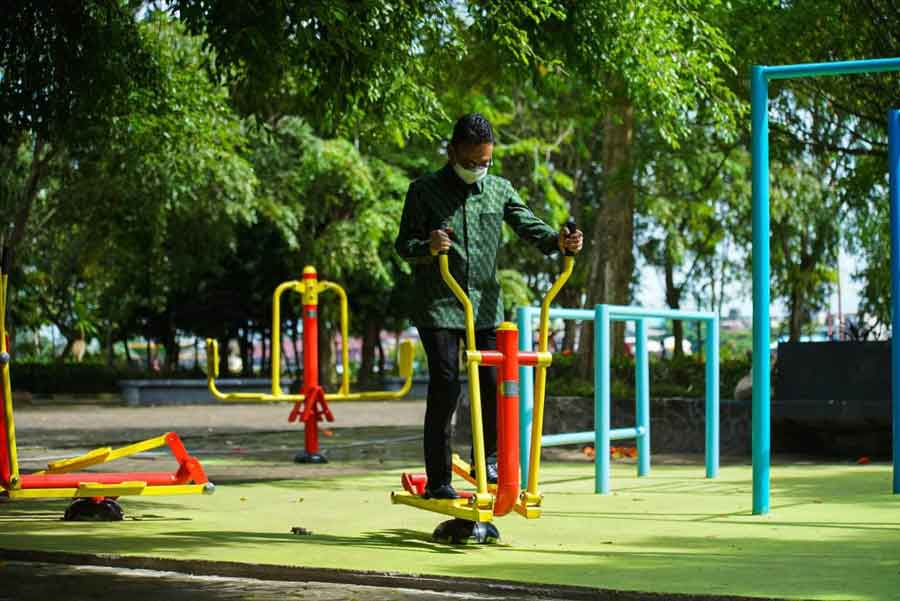 WAHANA : Wali Kota Pontianak, Edi Rusdi Kamtono saat mencoba salah satu wahana bermain di Alun-alun Kapuas. IST