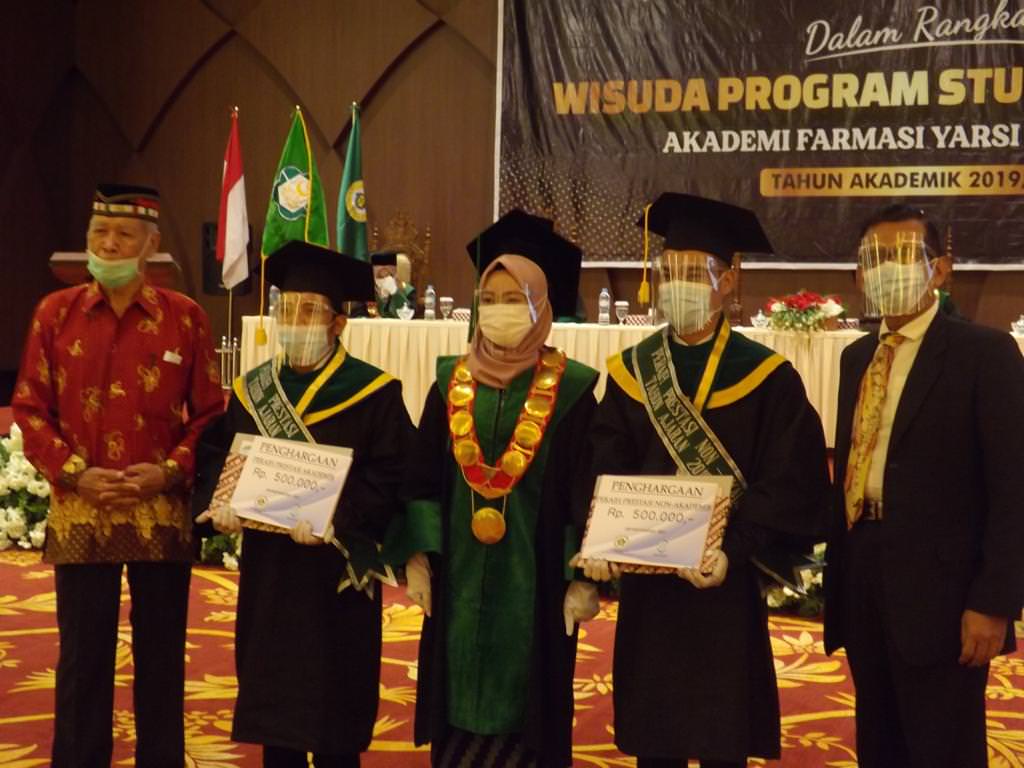 Wisudawan terbaik satu sampai 5 mendapatkan penghargaan sekaligus uang tali Asih.