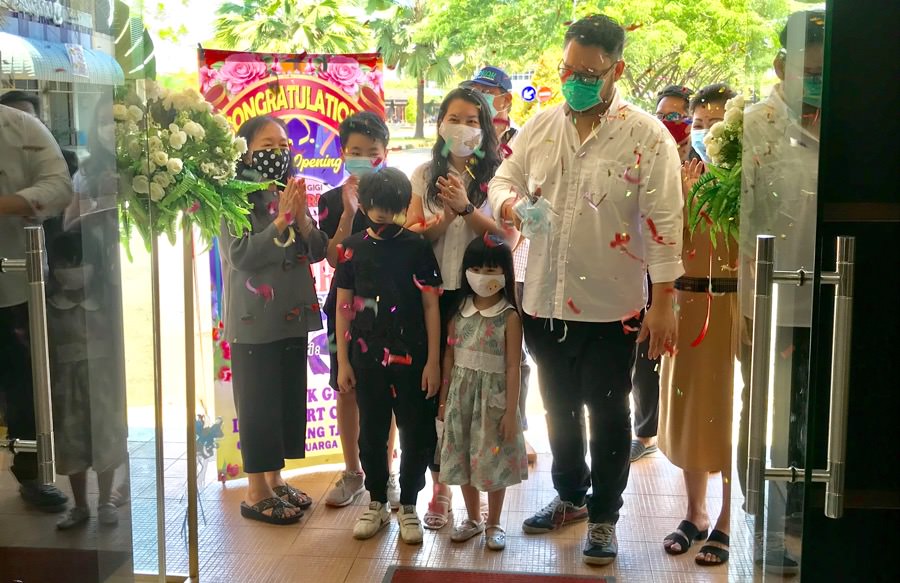 Peresmian cabang baru Adiwarna di Komplek Ayani Megamall.