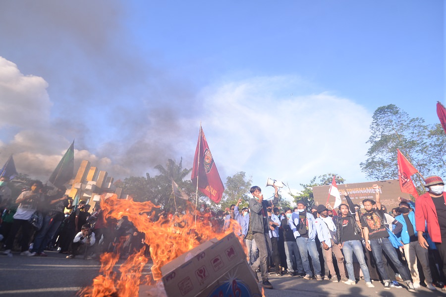 AKSI DAMAI: Ratusan mahasiswa yang tergabung dalam BEM, DEMA & OKP se-Kalbar melakukan aksi damai di Tugu Digulis, Sabtu (17/10). Demonstrasi ini merupakan aksi lanjutan penolakan UU Omnibus Law.   MEIDY KHADAFI/PONTIANAK POST