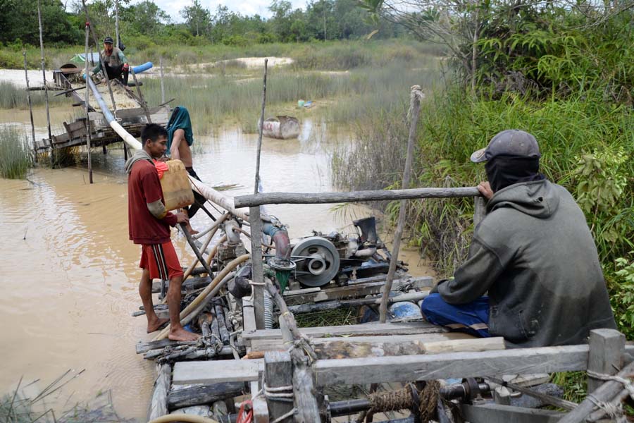 DOMPENG: Para penambang emas menggunakan mesin dompeng saat melakukan aktivitasnya di lahan bekas penambangan emas di Desa Mandor.  ARIEF NUGROHO/PONTIANAK POST