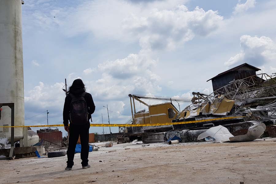 DAMPAK LEDAKAN: PT. BJS porak-poranda usai ledakan tempat penampungan gas nitrogen di perusahaan tersebut, yang terjadi pada Senin (5/10) sekitar pukul 03.00 WIB. Terlihat puing-puing sisa ledakan masih berserakan di lingkungan sekitar PT. BJS.  SIGIT ADR