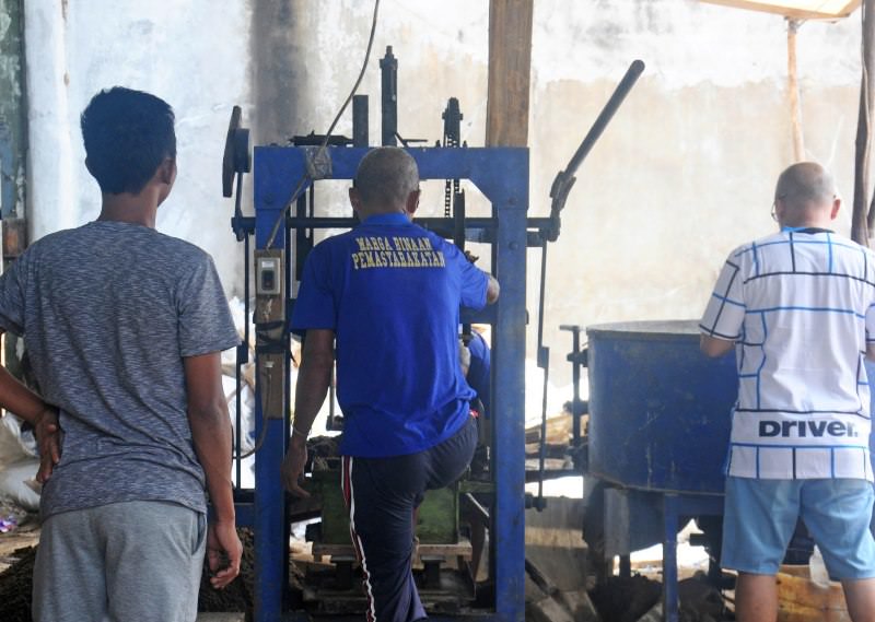 MEMBUAT BATAKO: Warga binaan di Lembaga Pemasyarakatan Kelas II A Pontianak menyelesaikan pesanan pembuatan batako.