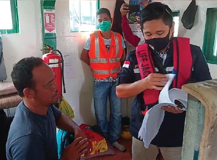 OPERASI PENERTIBAN: Ditjen Perhubungan Laut saat menggelar operasi penertiban kelengkapan dokumen berlayar kapal-kapal di wilayah perairan Sungai Kapuas dan sekitarnya, sejak 6 November lalu. DIRJEN HUBLA KEMENHUB