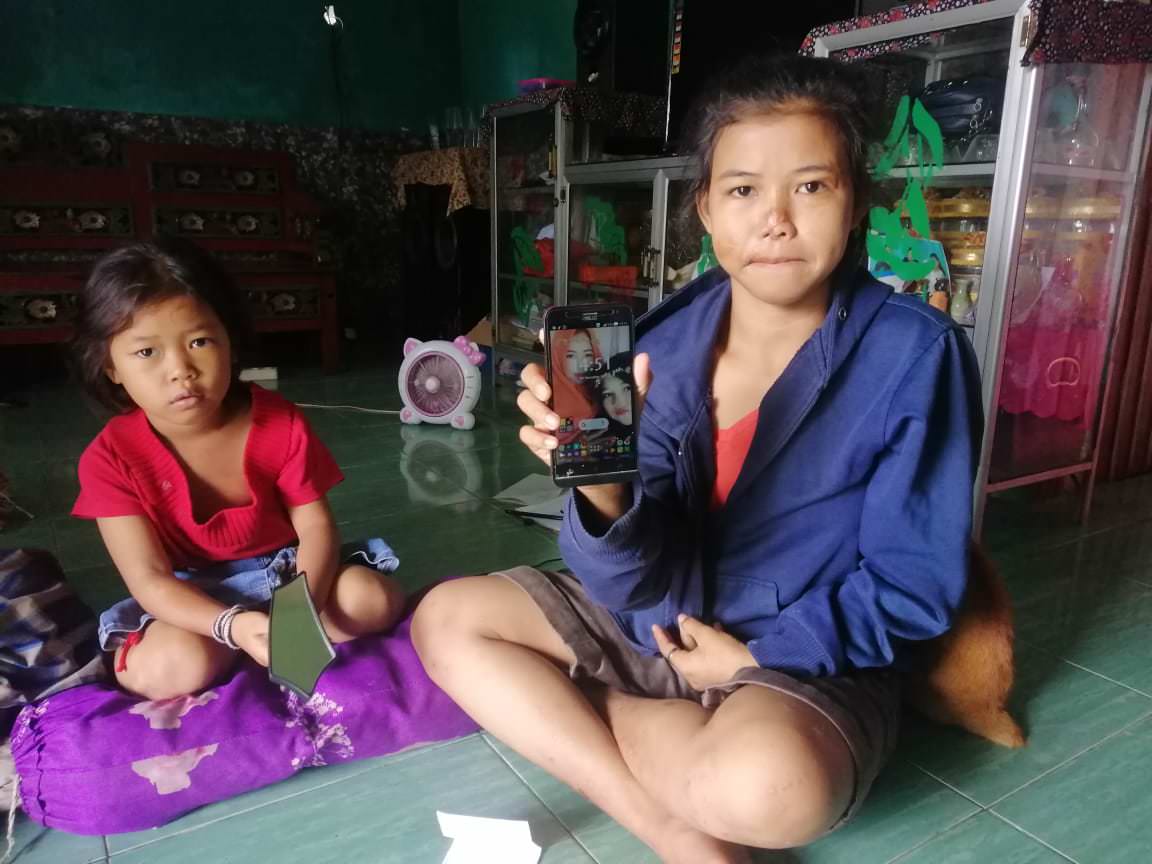 Umilda memperlihatkan gawainya untuk kegiatan belajar daring online selama masa Pagebluk Covid-19.