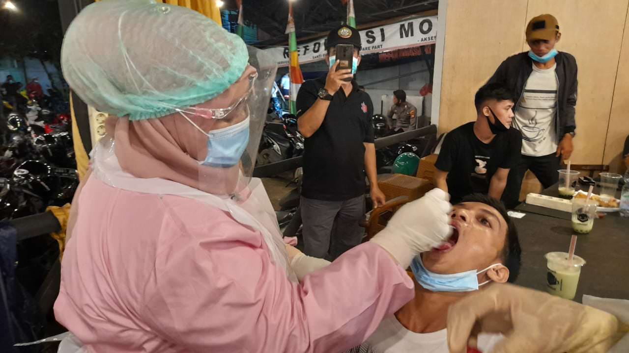 UJI USAP: Salah satu pengunjung warkop diuji usap oleh Tim Satgas Covid-19 Kota Pontianak, setelah tes uji cepat menunjukan hasil reaktif. MEIDY KHADAFI/PONTIANAK POST