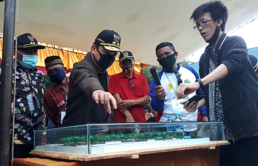DESAIN: Wagub Kalbar, Ria Norsan saat melihat desain pembangunan lokasi wisata Jungle Beach Sui Pinyuh. WAHYU/PONTIANAKPOST