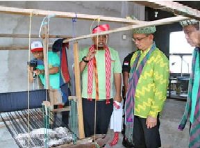 BERKUNJUNG: Kunjungan Wali Kota Pontianak Edi Rusdi Kamtono ke rumah produksi kain tenun.
