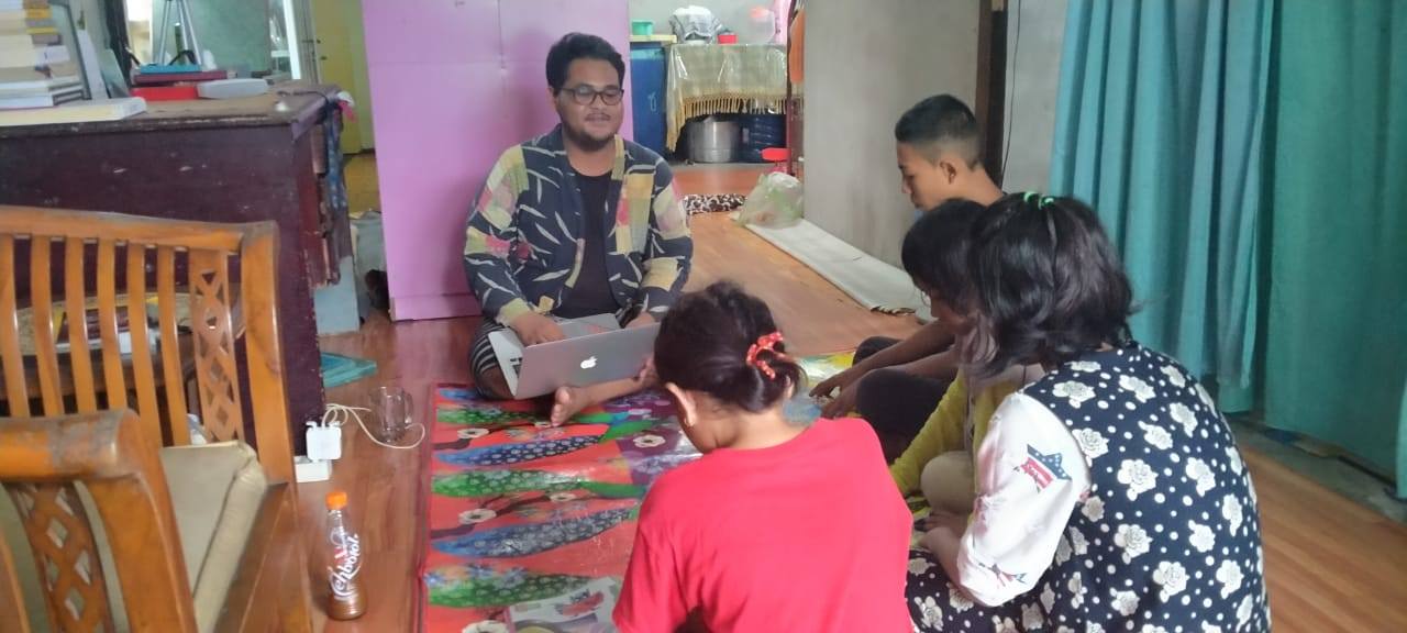 MENGAJAR: Doni Chairullah sedang mengajar bahasa Inggris kepada anak-anak di Gang Angket, Pontianak Timur, beberapa waktu lalu.  ADONG EKO/PONTIANAK POST