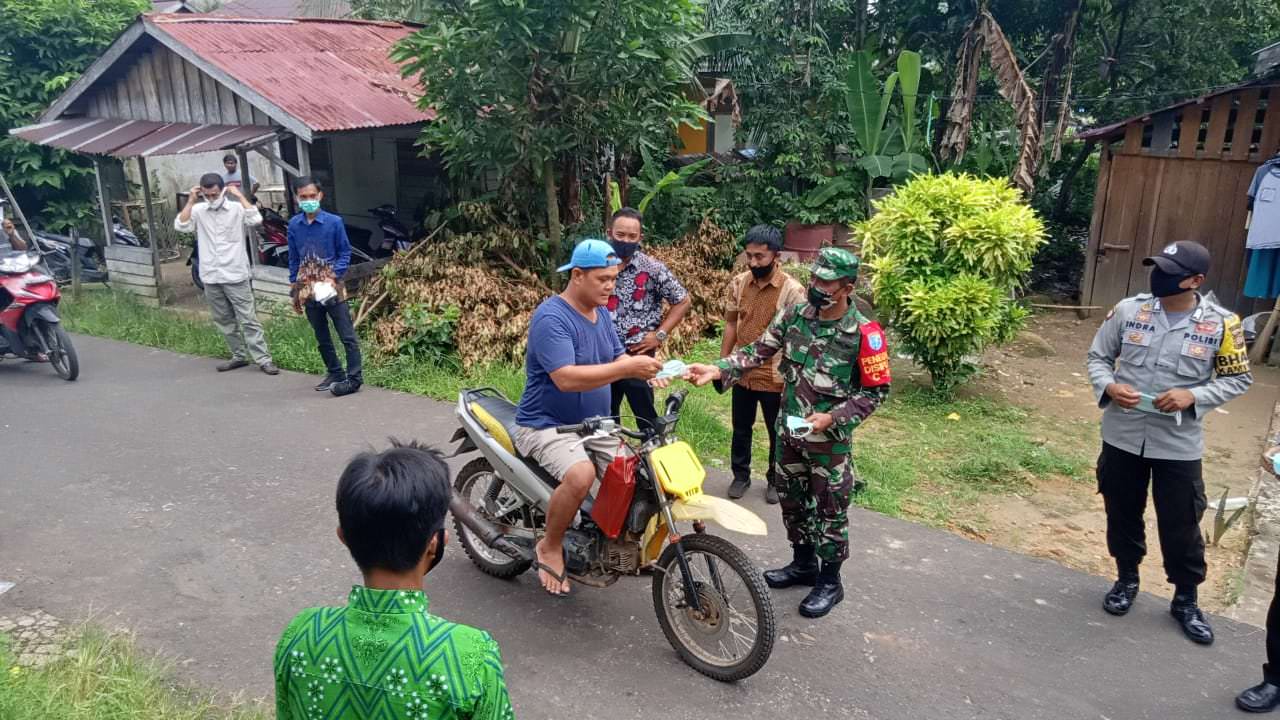 DISIPLIN PROKES: Personel Kodim 1207/BS melakukan penegakan disiplin protokol kesehatan kepada warga.