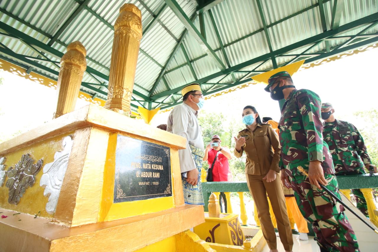 Pangdam XII/Tanjungpura Mayjen TNI Muhammad Nur Rahmad bersama Bupati Landak Karolin Margret Natasa saat peresmian makam pahlawan Pangeran Nata Kusuma di kompleks keraton Ismahayana Landak, Selasa (3/11). Foto Humas Kab for Pontianak Post