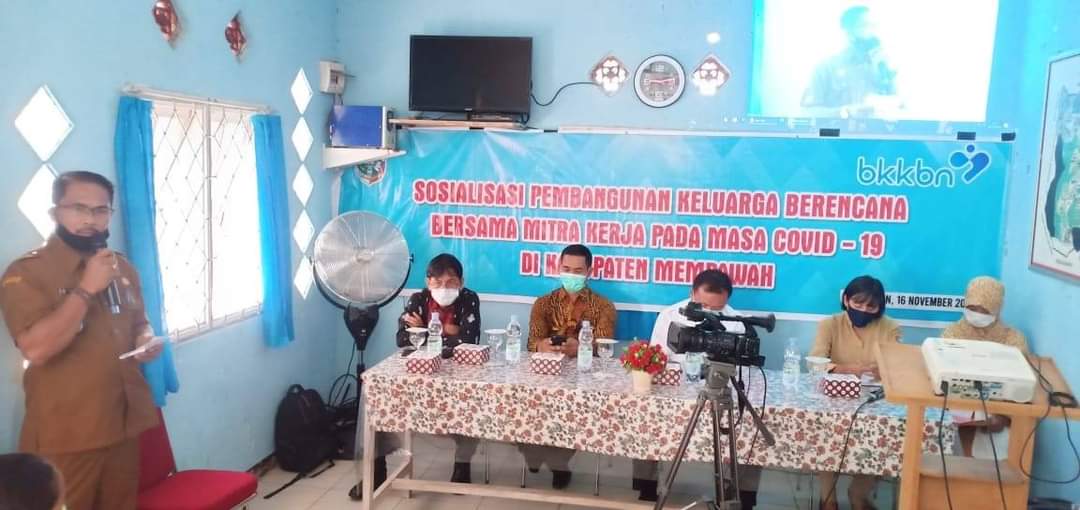 Kepala Desa Kepayang Rusdianto memberikan kata sambutan pada kegiatan sosialisasi pembangunan keluarga berencana bersama mitra kerja pada masa covid-19, Senin (16/11). Foto Istimewa