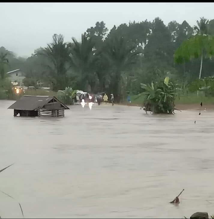 Banjir bandang melanda Desa Tiang Tanjung Kecamatan Mempawah Hulu Kabupaten Landak, Rabu (18/11) lalu. Foto ISTIMEWA