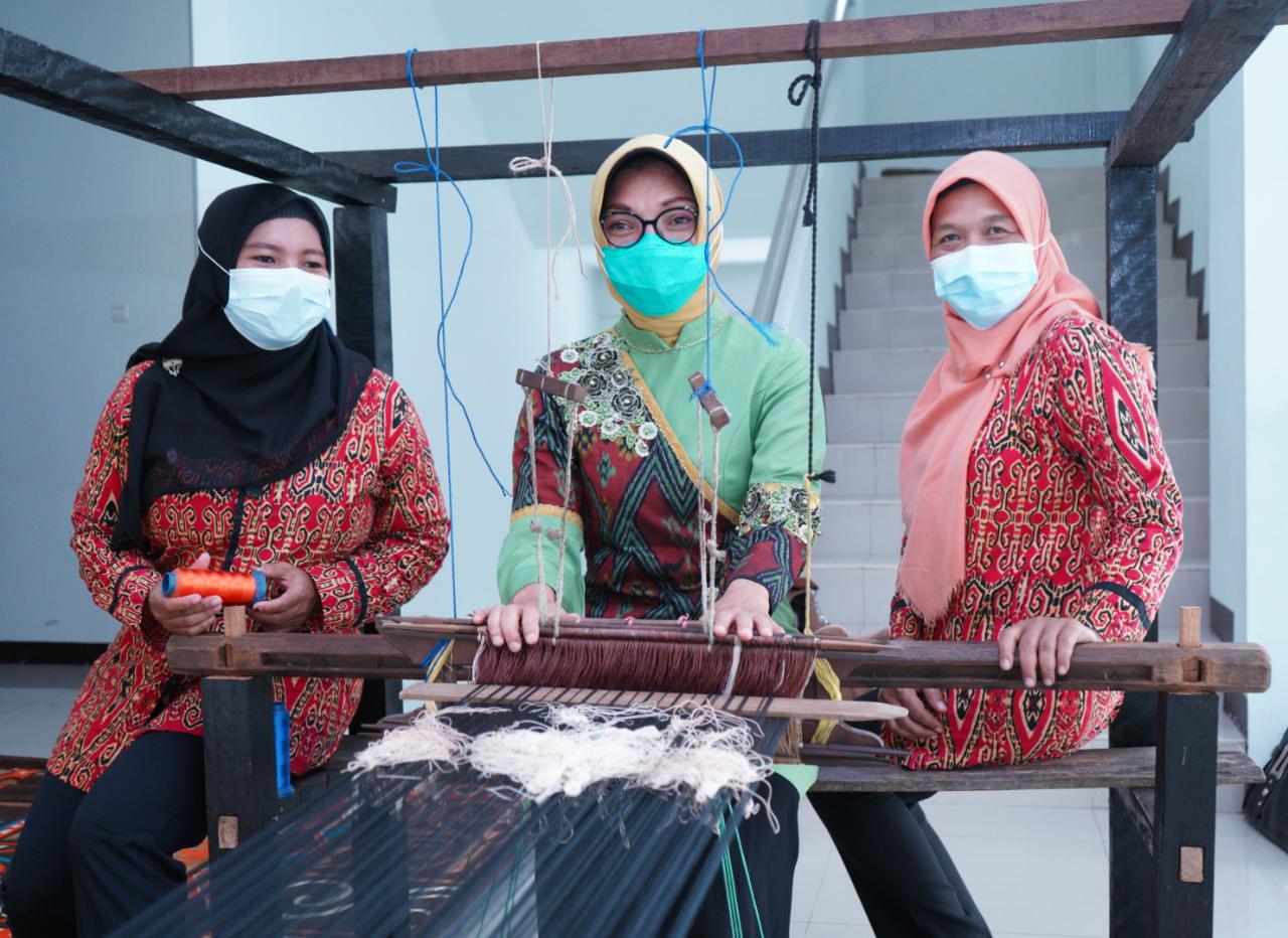 PELATIHAN: Ketua Dekranasda Pontianak Yanieta Arbiastutie ketika kegiatan pelatihan tenun corak insang.  Istimewa