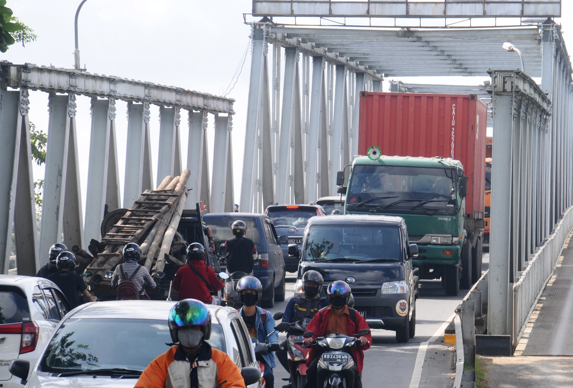PADAT MERAYAP: Kendaraan melintas dua arah yang mengakibatkan arus kendaran merayap pelan, akibat penutupan sementara jembatan duplikasi Landak guna dilakukan perawatan, Sabtu (12/12).  HARYADI/PONTIANAKPOST 