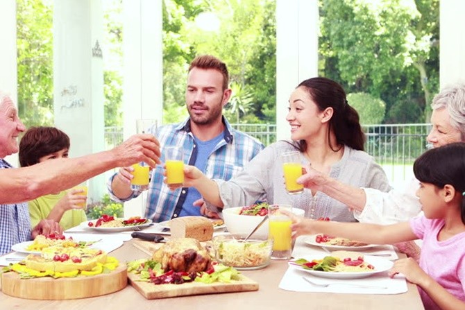 Ilustrasi makan bareng. (Shutterstock)