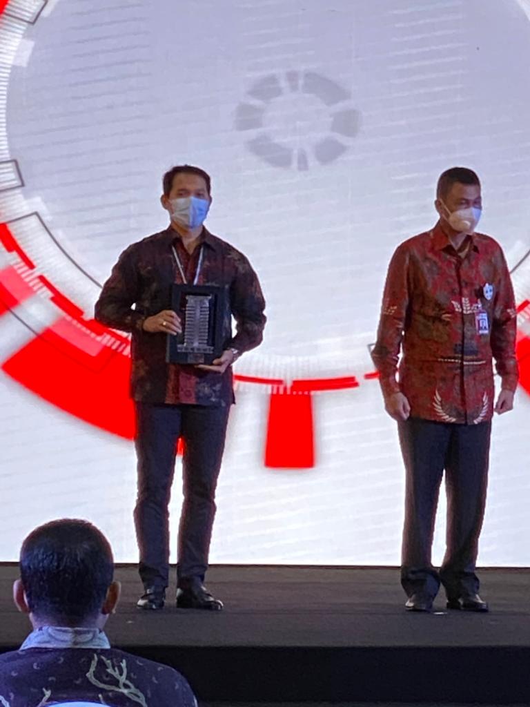 Direktorat Reserse Kriminal Khusus Polda Kalbar saat menerima penghargaan dari Komisi Pemberantasan Korupsi (KPK) dalam rangka peringatan Hari Anti Korupsi 2020. (Istimewa)