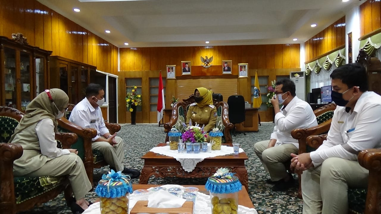 TAMU BULOG: Bupati Mempawah Hj Erlina saat menerima kunjungan tim Bulog Kalbar.  Istimewa