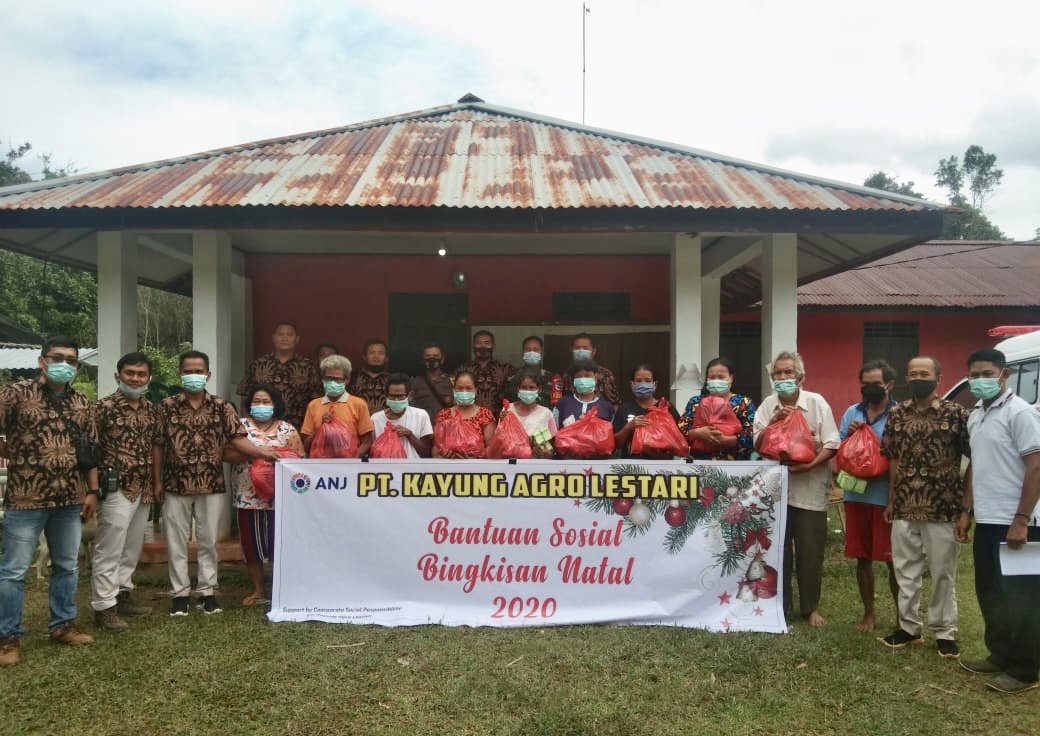 Pembagian bingkisan natal PT KAL di Desa Laman Satong, Matan Hilir, Ketapang. foto istimewa