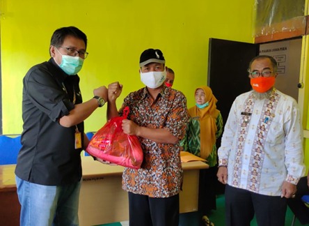 BANTUAN TAHAP II:  Executive General Manager Bandara Internasional Supadio, Eri Braliantoro secara simbolis menyerahkan bantuan sembako bagi perwakilan warga di Kantor Camat Rasau Jaya.   ISTIMEWA