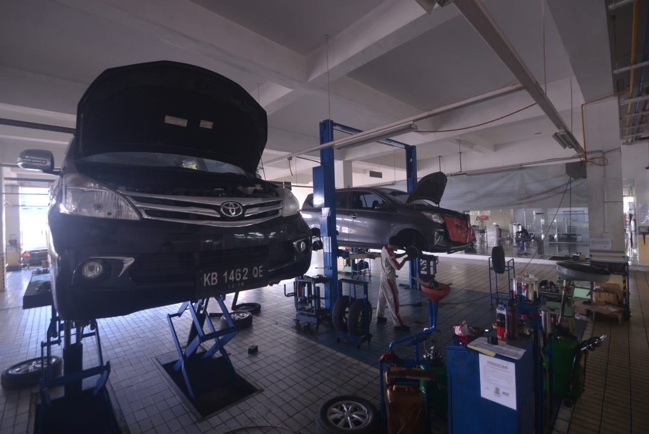 SERVIS: Montir Auto2000 sedang menyervis kendaraan milik konsumen. Permintaan layanan bengkel di era pandemi kini terbagi menjadi dua, yaitu via aplikasi ponsel atau cara konvensional.&nbsp;  MEIDY KHADAFY/PONTIANAK POST