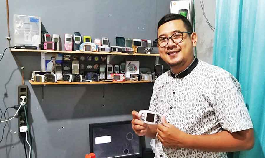 JADUL: Nopa, kolektor dan penjual HP jadul merasakan dampak dari aturan IMEI. MIRZA/PONTIANAKPOST