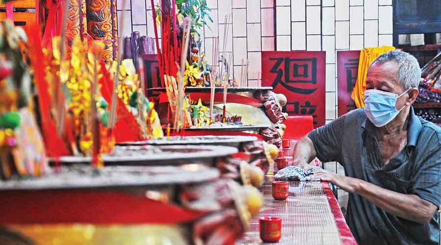 PERSIAPKAN IMLEK: Pengurus Vihara Tri Darma Dwi Dharma Bhakti di Jalan Tanjungpura membersihkan altar jelang perayaan tahun baru Imlek, Jumat (29/1). HARYADI/PONTIANAK POST