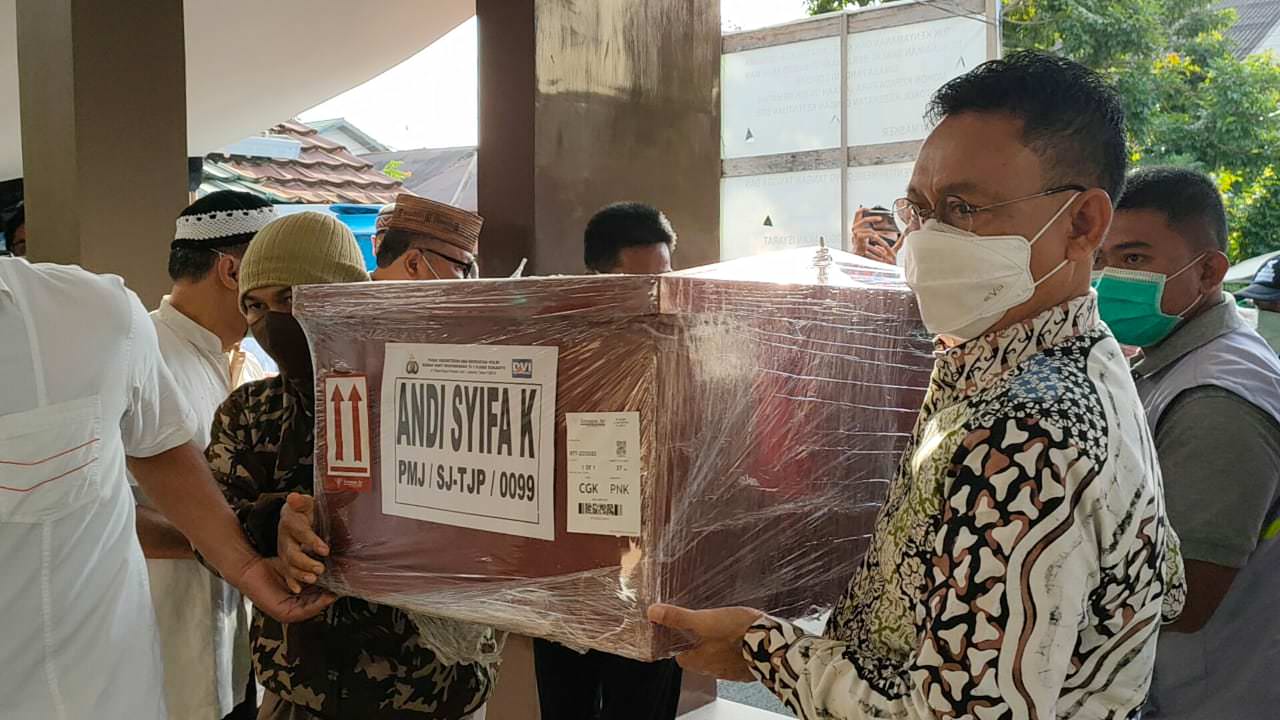 Wali Kota Pontianak, Edi Kamtono saat menyambut jenazah Syifa Mila di rumah duka. foto Prokopim