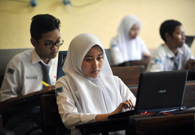 UJIAN: Siswa sedang mengikuti ujian nasional. Nanti Pelaksaan Asesmen Nasional (AN) nantinya akan jauh berbeda dengan Ujian Nasional (UN). AN sendiri rencananya hanya diikuti oleh perwakilan murid. JP