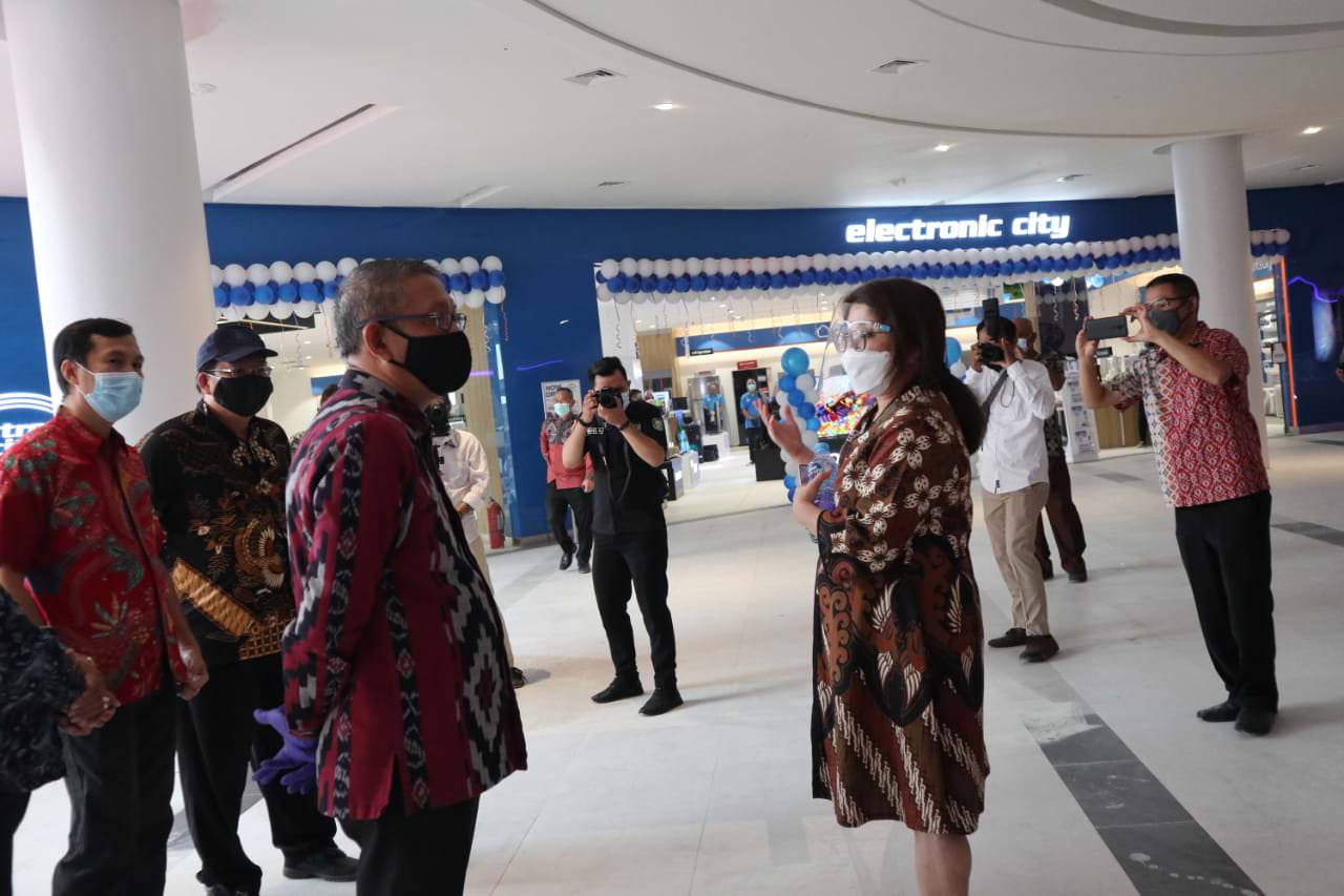 Josephine, Marketing & Business Development Director PT Electronic City Indonesia Tbk bersama Gubernur Kalimantan Barat H. Sutarmidji saat meninjau Toko Electronic City GAIA Bumi Raya City Mall.